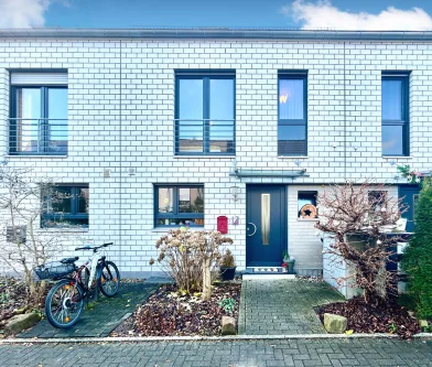 Frontansicht des Hauses - Haus kaufen in Bochum - Attraktive Reihenhaus-Idylle in Bochum Wiemelhausen mit bester Infrastruktur