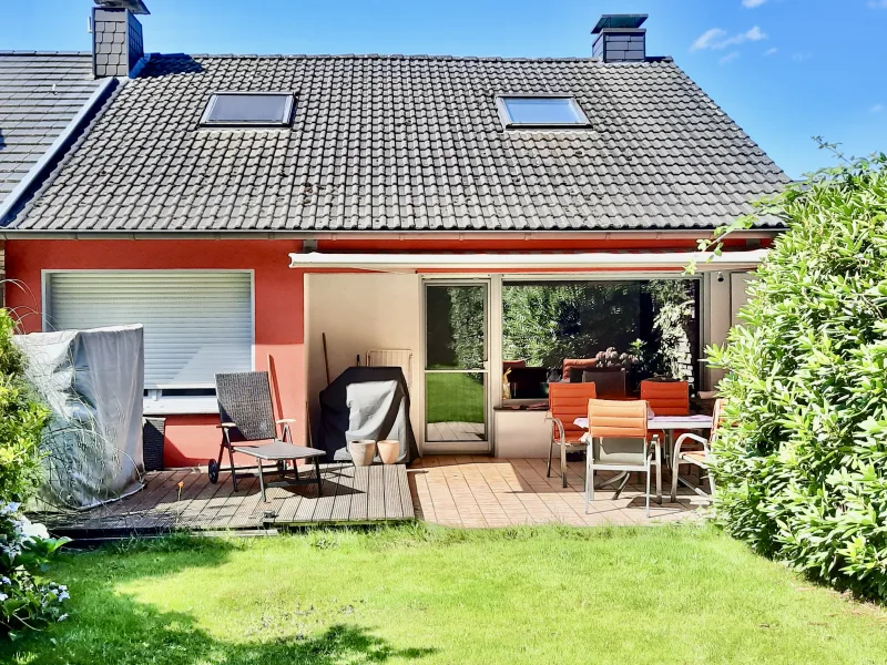 Garten und Rückansicht zur Sommerzeit