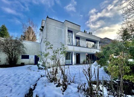 Rückansicht des Hauses - Haus kaufen in Bochum - Grüne Idylle im Bochum Wiemelhausen - gepflegtes Zweifamilienhaus mit Einliegerwohnung