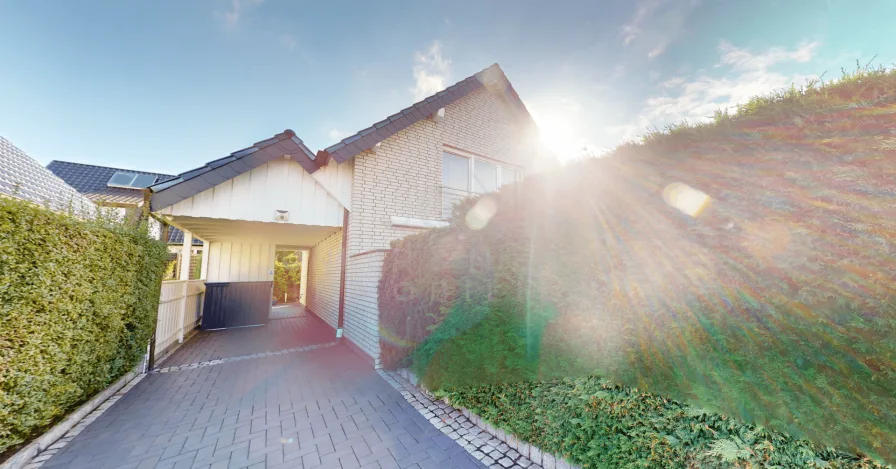 Hausansicht mit Carport