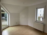 Wohnzimmer m. Zugang Balkon