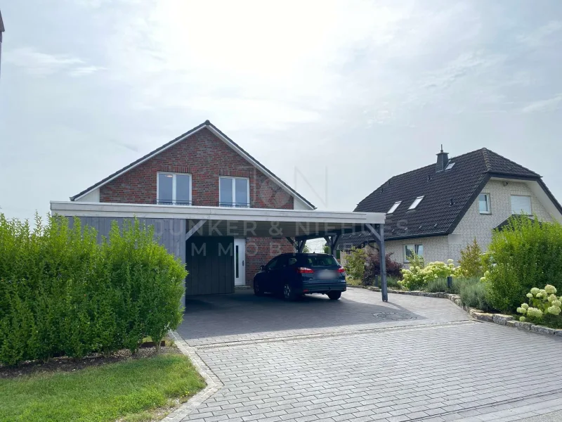 Hausansicht mit Carport 