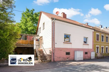 Titelbild - Haus kaufen in Neunkirchen - Geräumiges Reihenendhaus in idyllischer Lage von Neunkirchen zu verkaufen