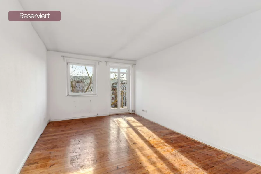  - Wohnung kaufen in Berlin - Altbauflair trifft urbane Eleganz – 2-Zimmer-Wohnung mit Balkon und Berliner Skyline