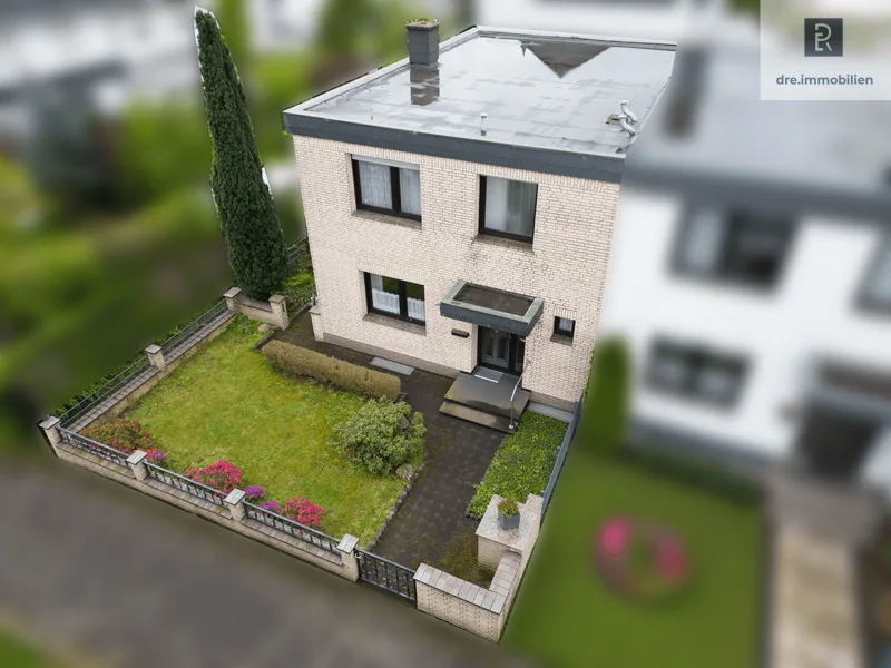 Vorderansicht - Haus kaufen in Köln - Von H auf A+ // Schönes Reihenendhaus mit Sanierungsfahrplan in Köln-Pesch // mit Garage