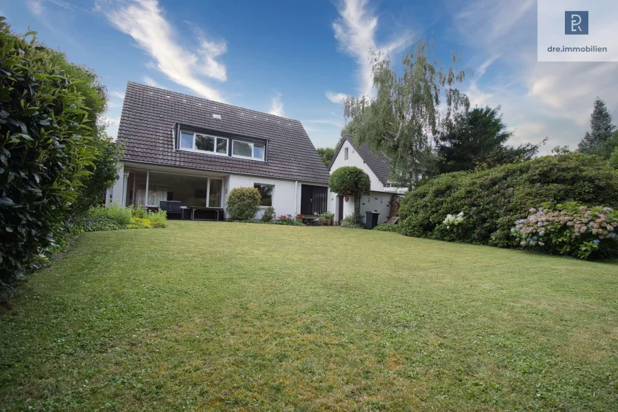 Gartenansicht - Haus kaufen in Köln - Freistehendes Ein-/Zweifamilienhaus in Köln-Junkersdorf mit Garage, Stellplätzen und großem Garten