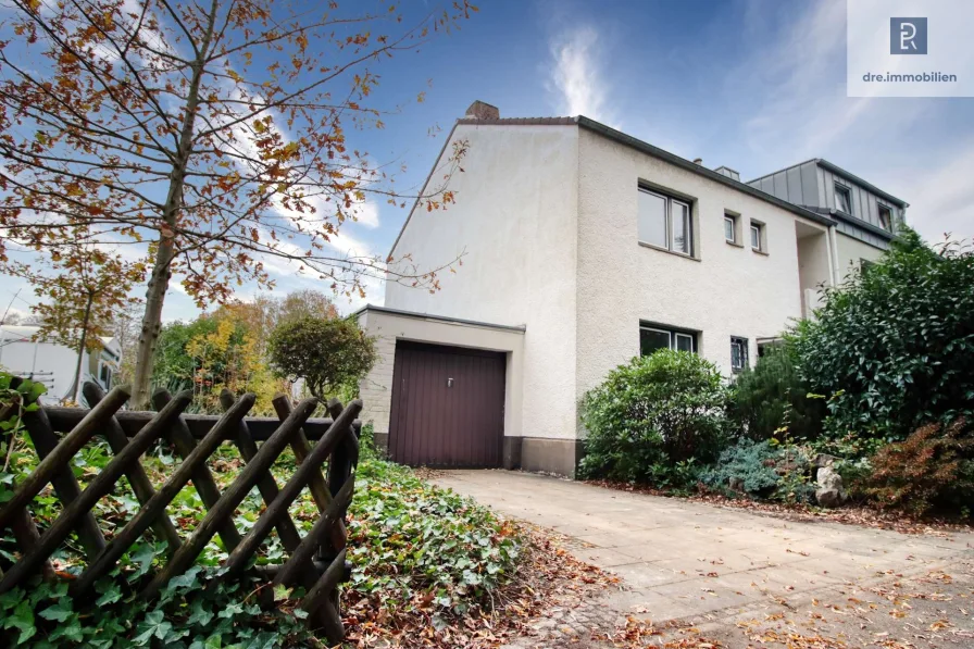 Vorderansicht - Haus kaufen in Köln - Familientraum in Vogelsang: Schönes Reiheneckhaus mit viel Ausbaureserve, Stellplätzen und Garten