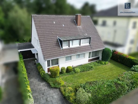 Vorderansicht - Haus kaufen in Köln - Freistehendes Ein-/Zweifamilienhaus in Köln Junkersdorf mit Garage, Stellplätzen und großem Garten