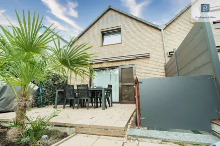 Blick auf die Terrasse - Haus kaufen in Sankt Augustin - Energieeffizienzklasse B: Einfamilienhaus in St. Augustin mit Garten, Garage und zwei Stellplätzen