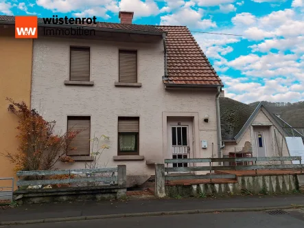 Straßenansicht - Haus kaufen in Idar-Oberstein / Weierbach - Doppelhaushälfte mit viel Potential