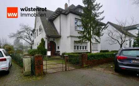 Strassenansicht - Haus kaufen in Kleve - Schönes Mehrfamilienhaus in Kleve mit charmanten Details und großem Grundstück.