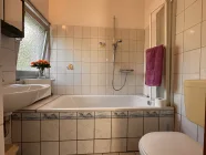 Bad mit Badewanne und Fenster