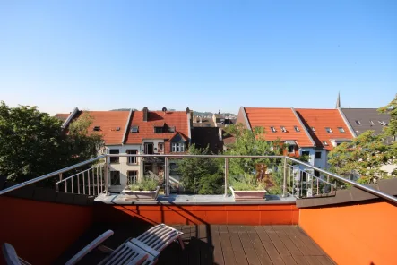 Balkon - Wohnung mieten in Saarbrücken - Volleingerichtete Dachterrassenwohnung mit Blick über Saarbrücken