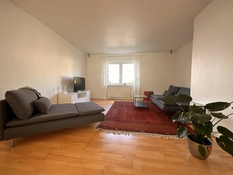 Wohnzimmer - Wohnung mieten in Saarbrücken - Helle und großzugige  2 Zimmer-Wohnung mit französischen Balkon