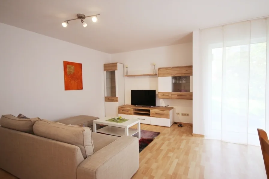 Wohnzimmer - Wohnung mieten in Saarbrücken - Saarbrücken, hochwertig renovierte 2 Zimmer Wohnung mit sonniger Terrasse + Stellplatz