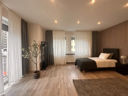 Schlafzimmer - Möbliertes Wohnen/auf Zeit mieten in Saarbrücken - Großzügiges WG-Zimmer in Saarbrücken