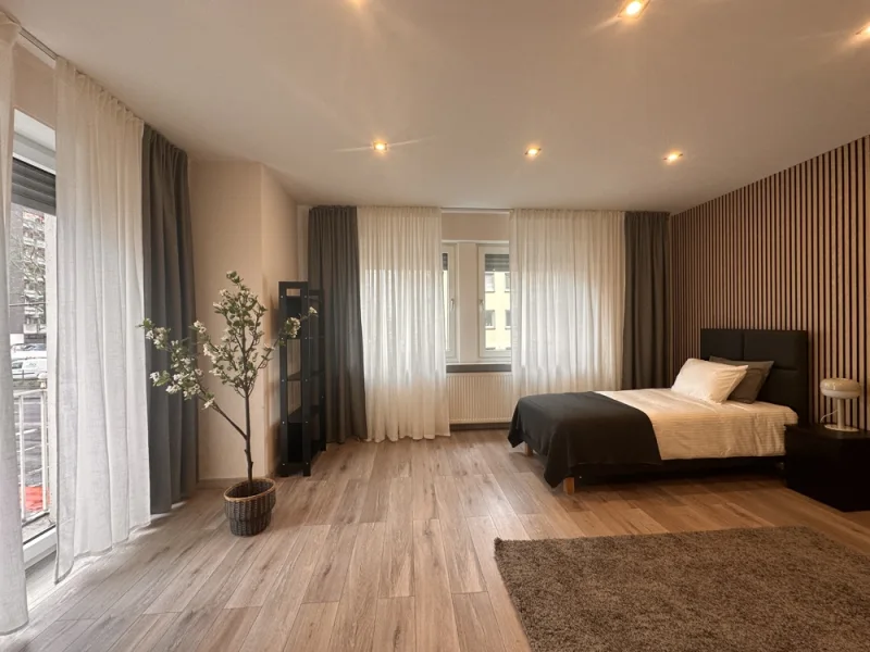 Schlafzimmer - Möbliertes Wohnen/auf Zeit mieten in Saarbrücken - Großzügiges WG-Zimmer in Saarbrücken