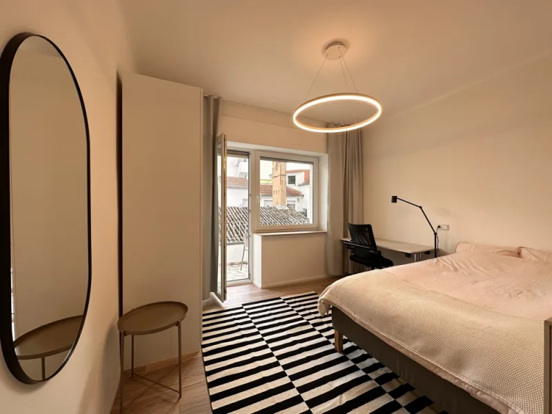 WG-Zimmer Nr 3 mit Balkon - Möbliertes Wohnen/auf Zeit mieten in Saarbrücken - Stylisches WG-Zimmer mit Balkon, Zentrumsnah in Alt Saarbrücken