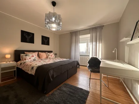 Schlafzimmer - Möbliertes Wohnen/auf Zeit mieten in Saarbrücken - Modern und neu eingerichtete WG-Zimmer  am Rotenbühl