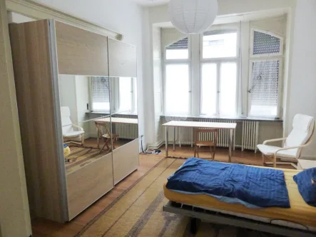 Schlafzimmer - Möbliertes Wohnen/auf Zeit mieten in Saarbrücken - Möbliertes WG-Zimmer in Jugendstilhaus , Nauwieser Viertel