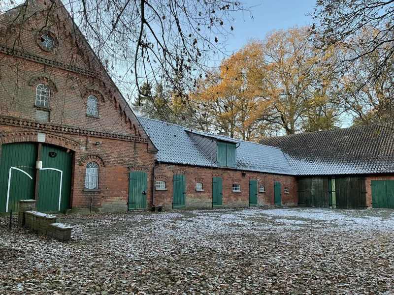 Hof und Verbindungsbau zur Fahrzeughalle