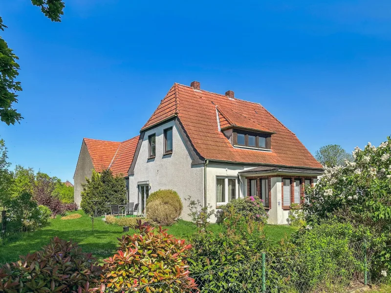 Straßenansicht und Vorgarten - Haus kaufen in Emtinghausen - ZURZEIT RESERVIERT: Viel Platz - viele Möglichkeiten!