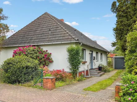 Straßenansicht - Haus kaufen in Achim - Bungalow mit Ausbaureserve!