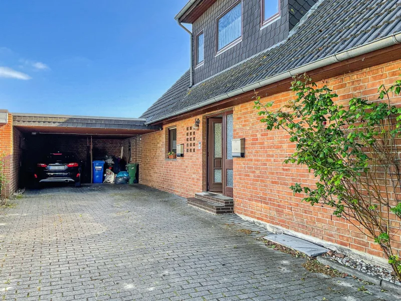 Einfahrt, Carport und Eingang - Haus kaufen in Emtinghausen - Vermietetes Zweifamilienhaus!