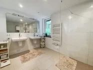 Duschbad mit zwei Waschtischen