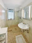 Zweites Badezimmer mit Dusche