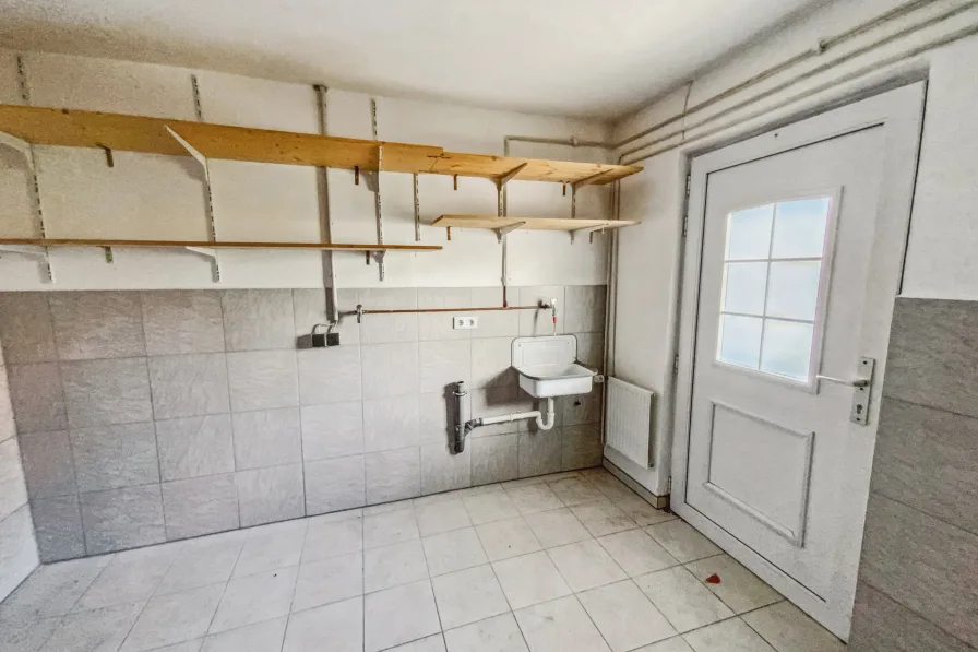 Waschküche im Erdgeschoss mit Seiteneingang