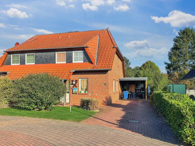 Straßenansicht und Carport - Haus kaufen in Emtinghausen - Vermietete Doppelhaushälfte in angenehmer Lage!