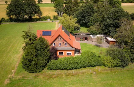 Süd-Ansicht aus der Luft - Haus kaufen in Langwedel - ZURZEIT RESERVIERT: Saniertes Bauernhaus mitten im Grünen!