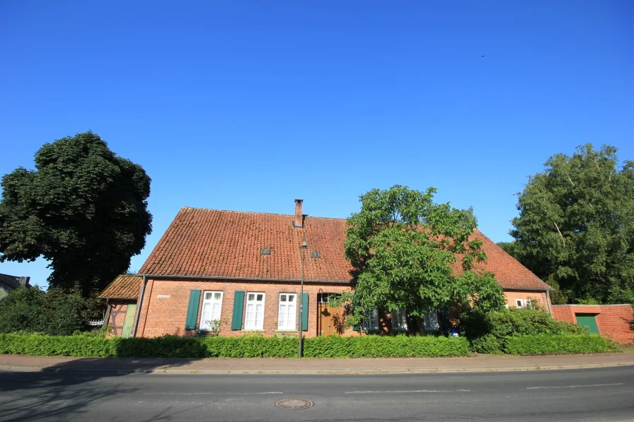 Straßenansicht - Haus kaufen in Dörverden - Außergewöhnliches Wohngebäude für viele Möglichkeiten