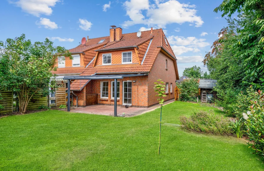 Gartenansicht, Terrasse mit Überdachung und Rückseite Carport mit Gartenhaus