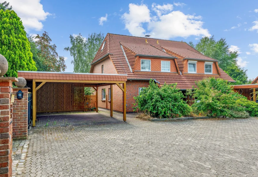 Straßenansicht und Carport - Haus kaufen in Emtinghausen - Familiengerechte Doppelhaushälfte mit tollem Garten!