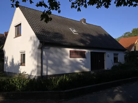 Straßenansicht - Haus kaufen in Verden - Wohnen in Stadtwaldnähe