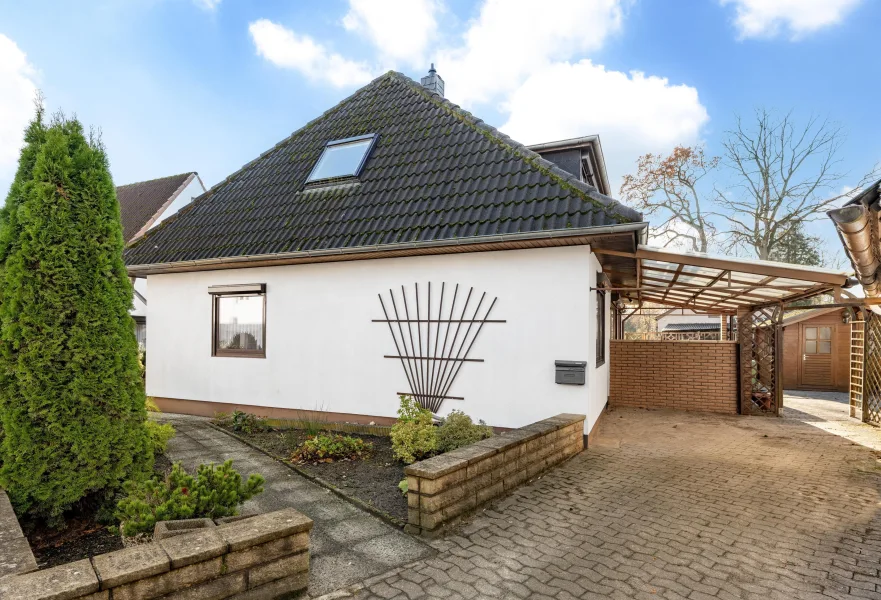 Carport und Zugang zum Hauseingang