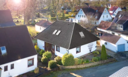 Straßenansicht und Eingang - Haus kaufen in Achim - Wohnen inmitten der Stadt und dennoch ruhig und familiengerecht!