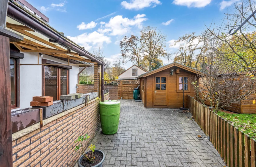 Terrasse und Gartenhaus