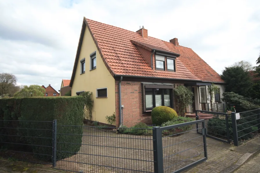 West-Gebäudeansicht - Haus kaufen in Verden - Modernisierte Doppelhaushälfte mit Nebengebäude am Ende einer Sackgasse!