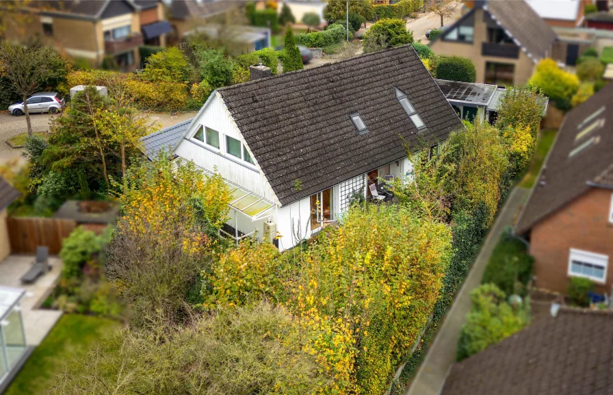 Luftbild mit Giebel und Terrasse - Haus kaufen in Achim - Familiengerecht in toller Wohnlage!