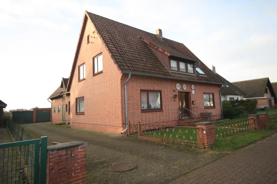 Zufahrtsansicht - Haus kaufen in Thedinghausen - Handwerkerhaus mit viel Wohnfläche auf einem großen Grundstück!