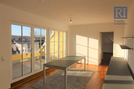 Wohn-/Esszimmer - Wohnung mieten in Sommerhausen - Exklusive 3-Zimmerwohnung mit sonnigem Balkon in Sommerhausen