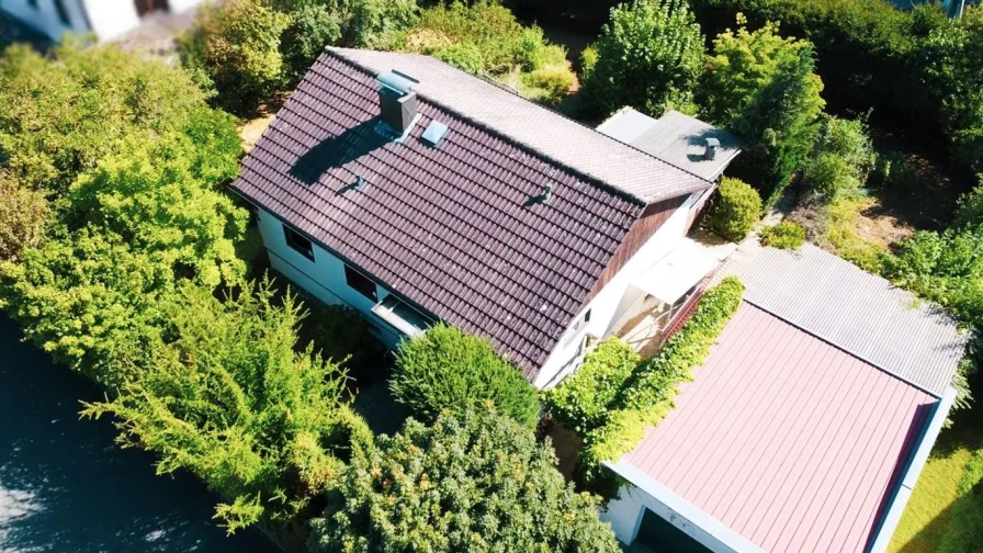 EFH in Aisch - Haus kaufen in Adelsdorf , Mittelfr - Freistehendes EFH in toller Lage mit großem Garten, Terrasse und Garage mit Modernisierungsbedarf