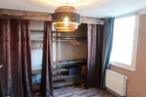 3 Schlafzimmer mit Schrank