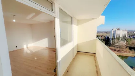 Balkon - Wohnung kaufen in Erlangen - Stilvolle Zweizimmerwohnung mit atemberaubendem Ausblick, Südbalkon und TG-Stellplatz