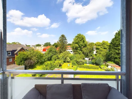 Ausblick Balkon - Wohnung kaufen in Vinnhorst - Sanierte 3 Zimmer Wohnung mit 72m², Balkon und eigenem 100m² Garten