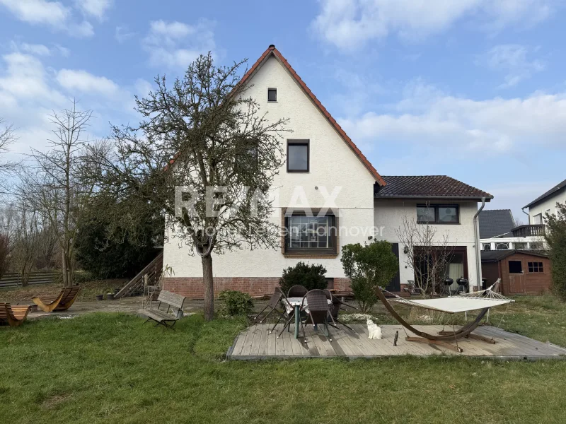 Aussenansicht - Haus kaufen in Seelze - Einfamilienhaus mit viel Potential in Dedensen