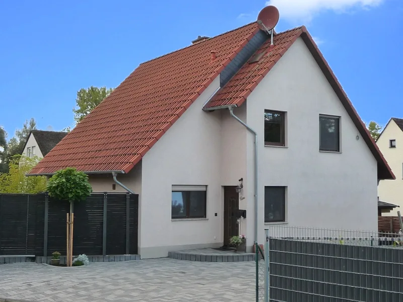 Eingangsseite - Haus kaufen in Kalletal - Modern, chic, hell .......Gepflegtes 1-2 Familienhaus in ruhiger Lage in Kalletal-Ortsteil